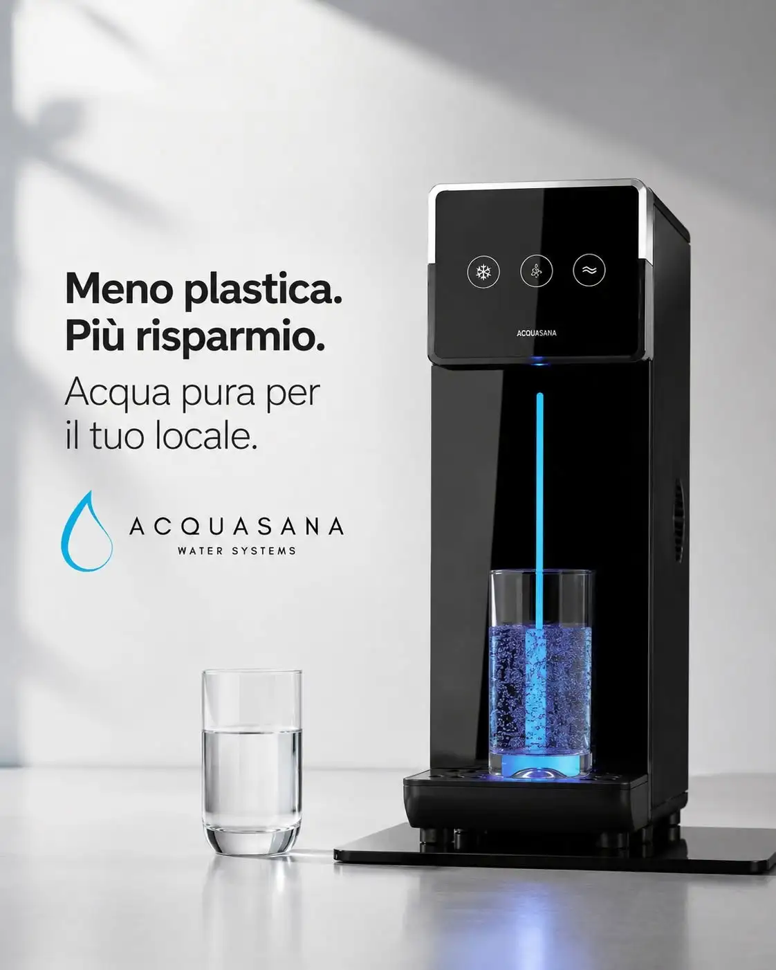 Dispenser Acquasana che eroga acqua in una bottiglia di vetro, accanto a un bicchiere pieno